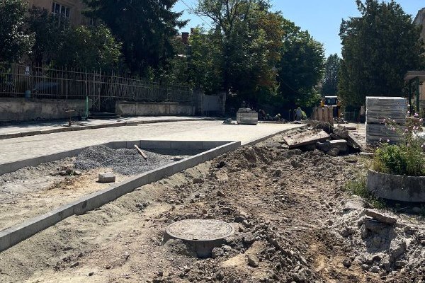 Фото 2: Ремонт вулиці Драгоманова триватиме до 10 вересня: на вихідних асфальтуватимуть невелику ділянку вулиці
