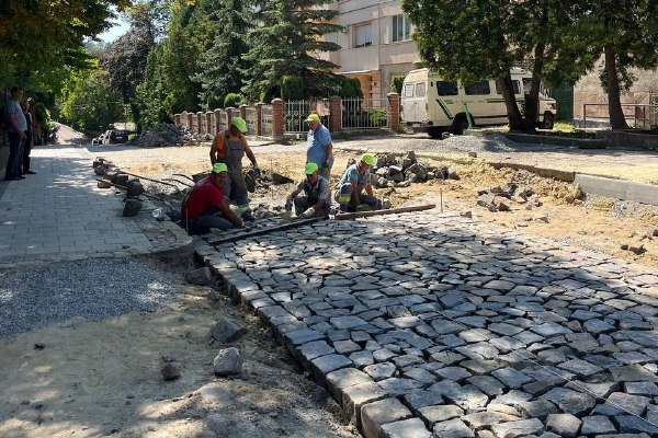 Фото 1: Ремонт вулиці Драгоманова триватиме до 10 вересня: на вихідних асфальтуватимуть невелику ділянку вулиці