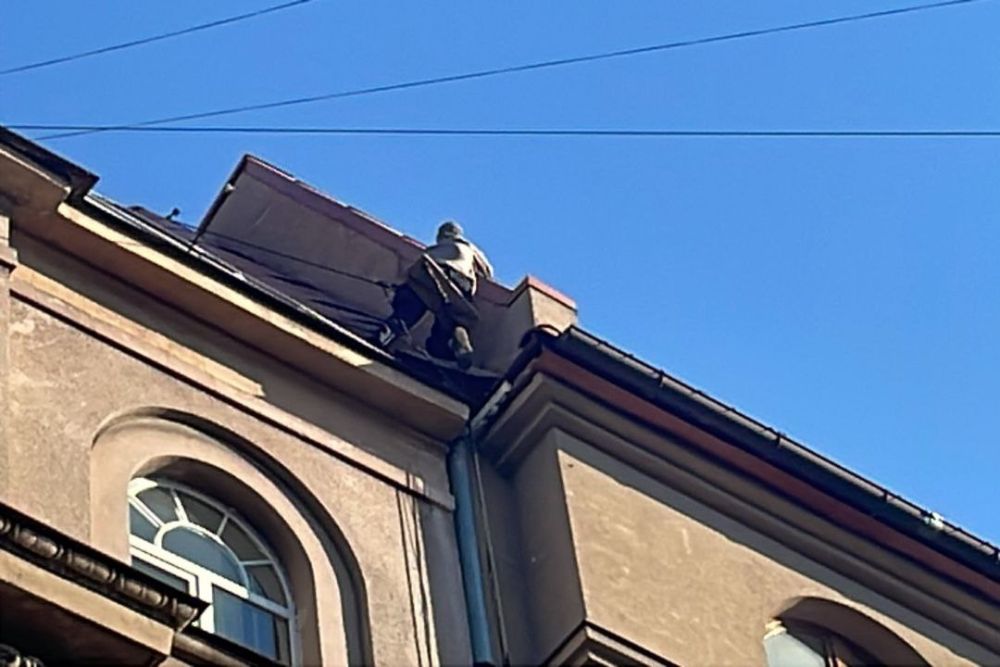 Фото 1: З будинку на вул. Валовій промислові альпіністи зняли аварійні відшарування штукатурки (відео)