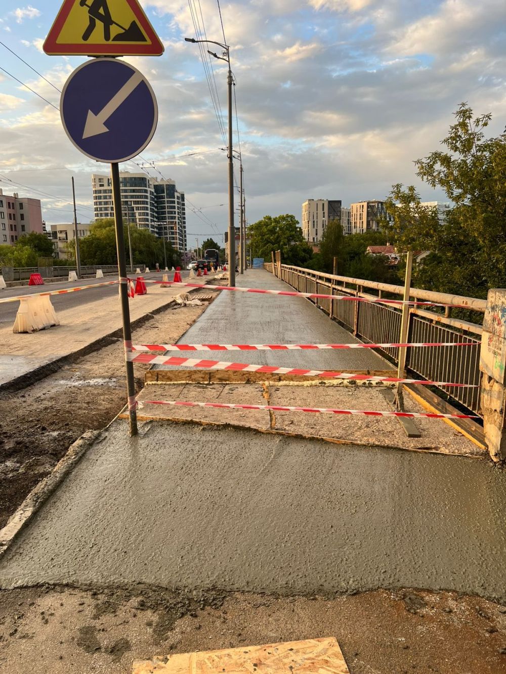 Фото 1: На Кульпарківській ремонтують аварійний міст: вже відновили тротуар і розпочали укріплення балок