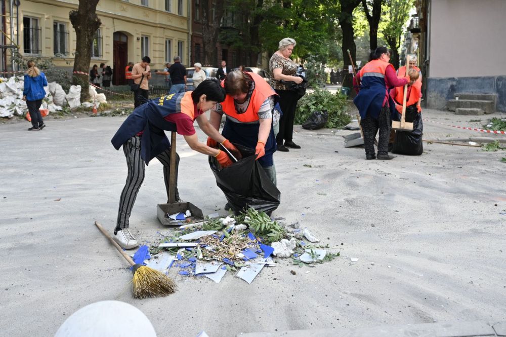 Фото 3: За добу після обстрілів у&nbsp;Львові усі дахи та вікна закрили захисними матеріалами