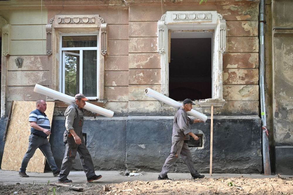 Фото 1: За добу після обстрілів у&nbsp;Львові усі дахи та вікна закрили захисними матеріалами