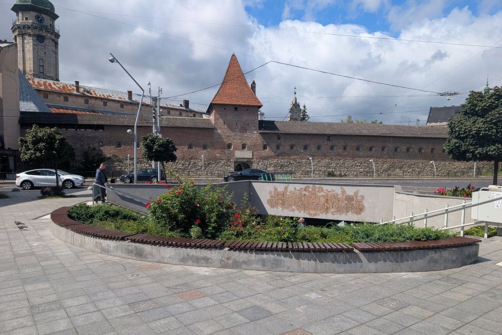 Фото 1: На площі Митній оновили 18 дерев’яних лавок