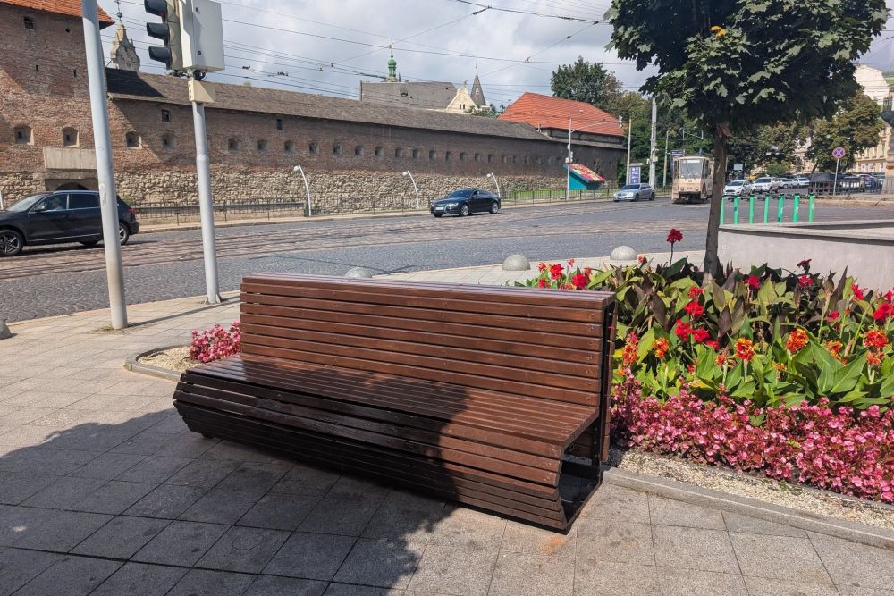 Фото 2: На площі Митній оновили 18 дерев’яних лавок