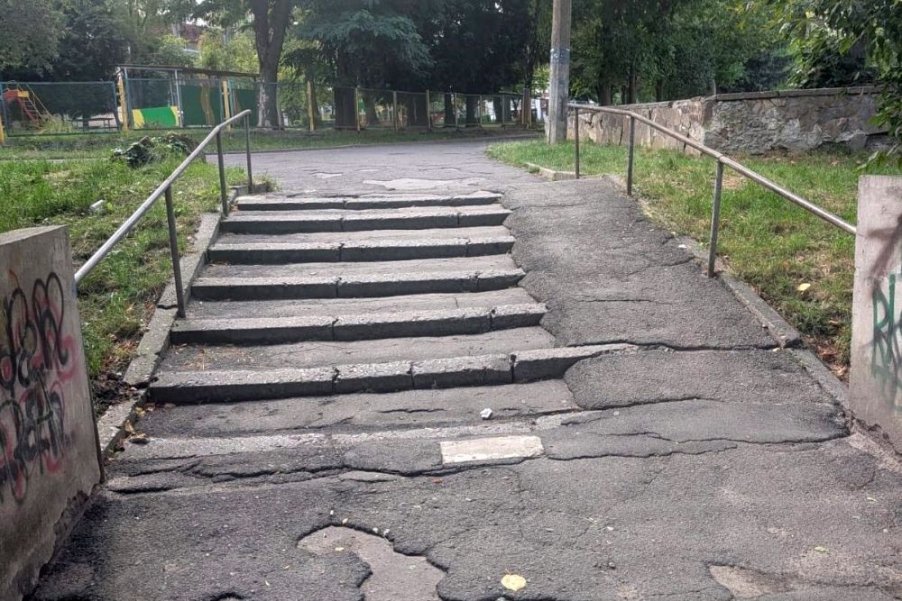 Фото 1: На вул. Шафарика відремонтують пішохідний міст для безбар’єрного доступу до школи та садочка поблизу