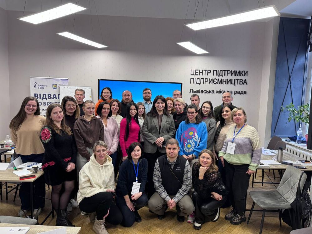 Фото 9: Куртка «Погулянка», штани «Замарстинів», сорочка «Личаків»: ветеран війни Юрій Костирка створює у Львові унікальний одяг