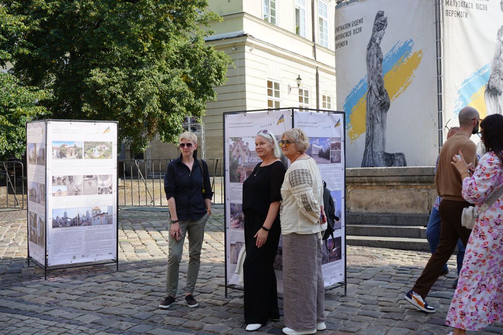 Фото 2: На площі Ринок відкрили виставку &laquo;Херсон. Зранена спадщина&raquo;