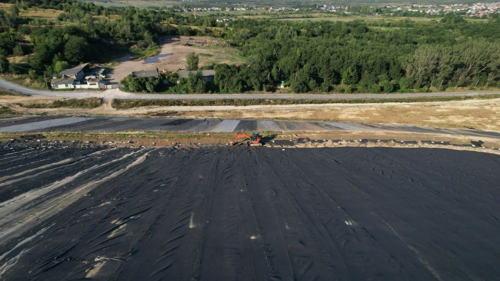 Фото 2: Купол Грибовицького полігону повністю засипали родючим шаром ґрунту