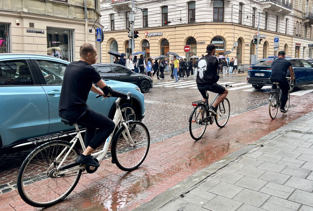 Фото 1: У місті завершать велодоріжку на вул. Словацького (відео)