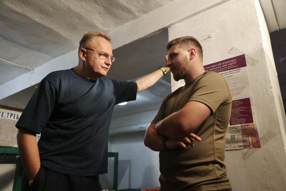 Фото 1: Андрій Садовий передав військовим на Сумщині техніку та зброю від Львова
