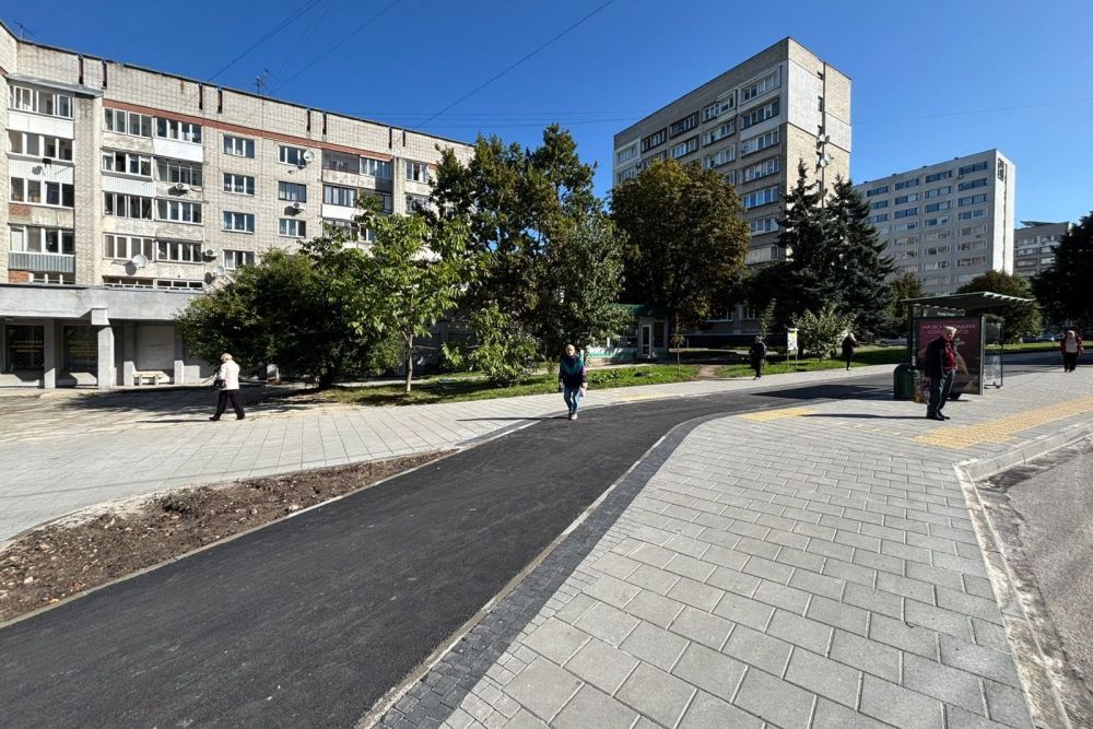 Фото 2: На вул. Володимира Великого облаштували доступну зупинку та ділянку велодоріжки