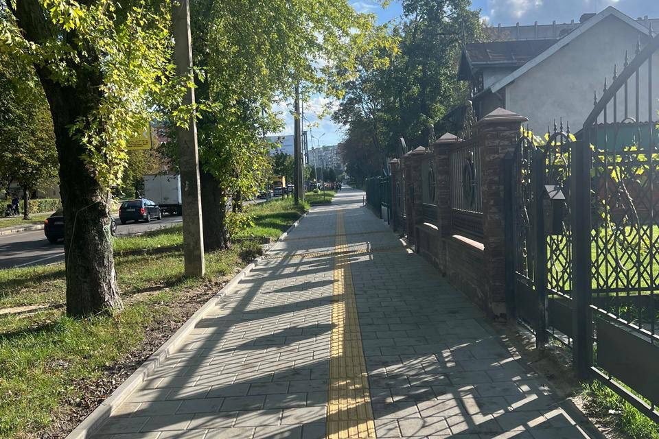 Фото 2: На вул. Виговського відремонтували частину тротуару та зупинку громадського транспорту