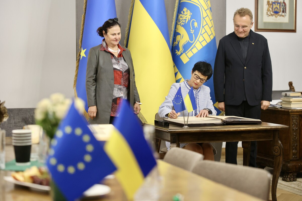 Фото 1: На відкриття форуму місцевого самоврядування до Львова приїхала єврокомісарка (відео)