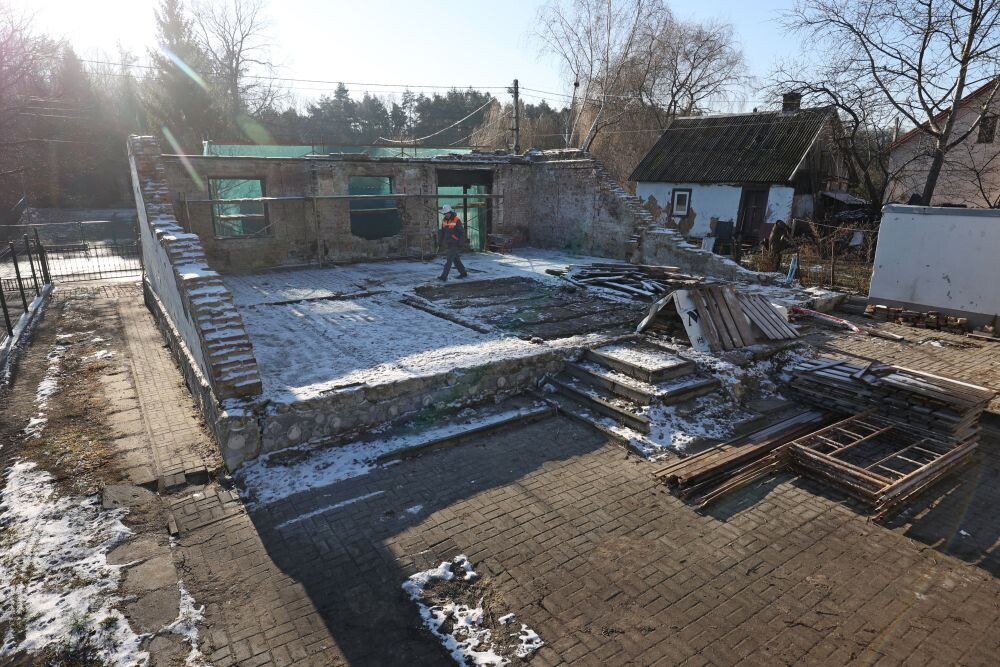 Фото 1: Олександр Усик передав свої бійцівські рукавиці на підтримку відбудови музею Романа Шухевича у&nbsp;Білогорщі
