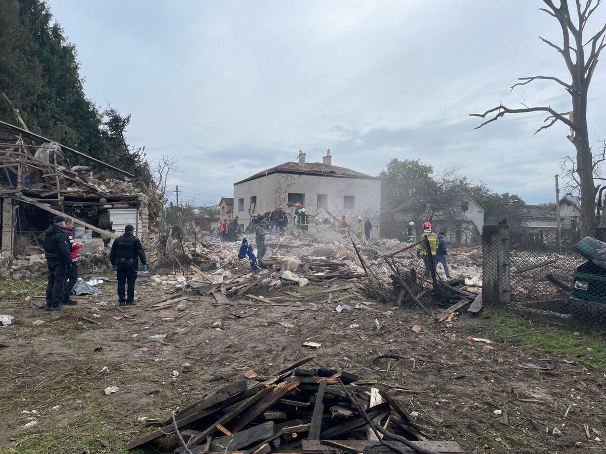 Фото 1: Наслідки масованої атаки на Львів: двоє людей загинуло, двоє — в лікарні, у місті — численні руйнування (відео)