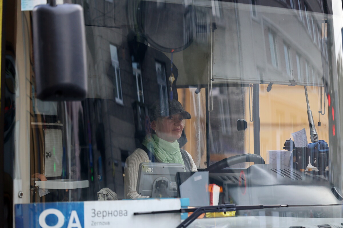 Жінка-водійка Тетяна Гліщинська за кермом автобуса