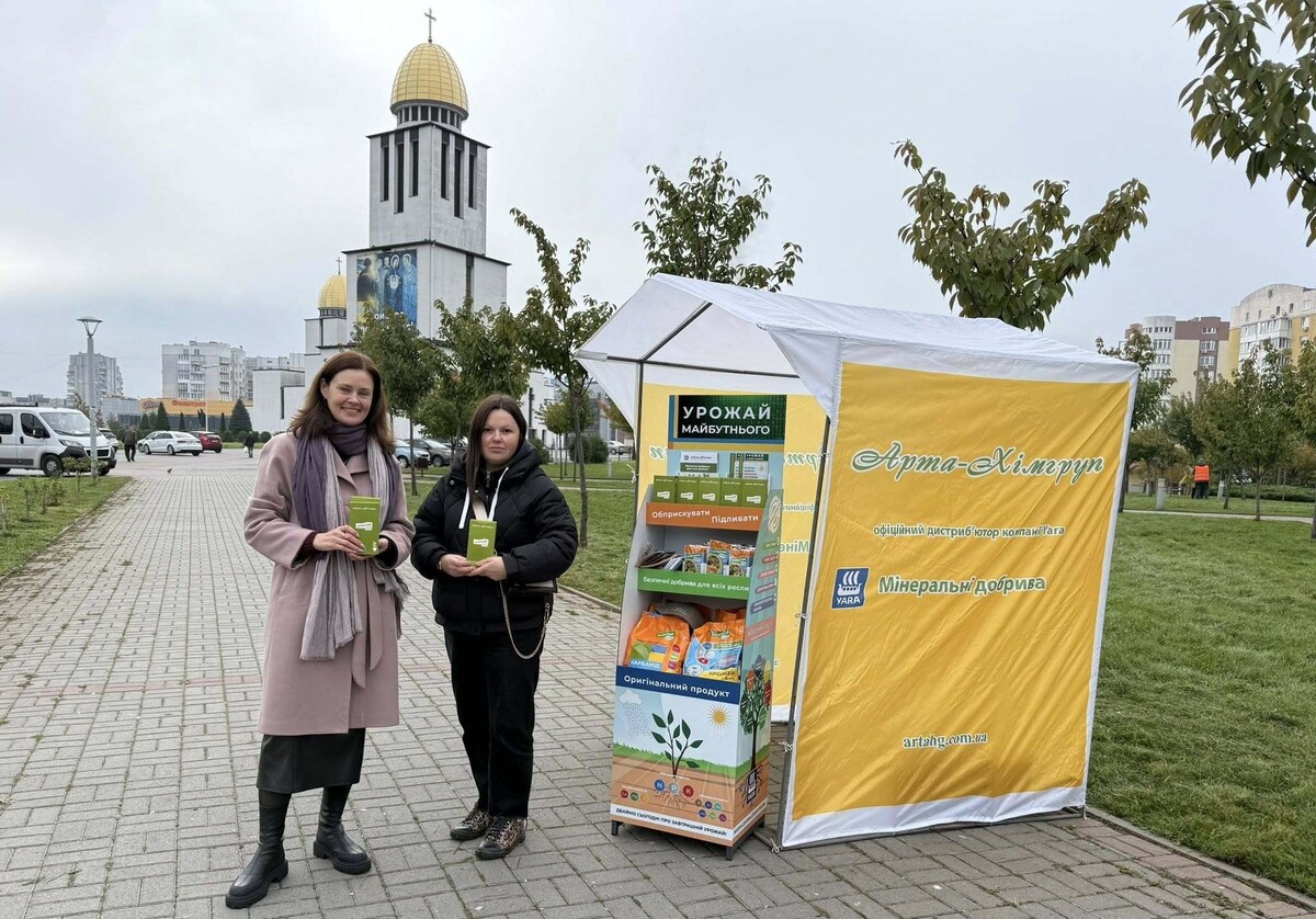 Фото 2: У Львові проводять осіннє підживлення молодих дерев: 140 сакур у&nbsp;парку Івана Павла ІІ вже підживили