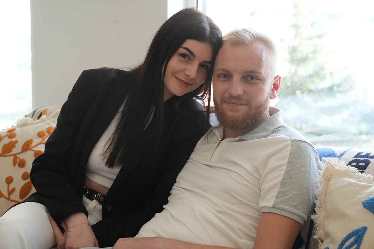 Віка і Тарас сидять один біля одного та усміхаються