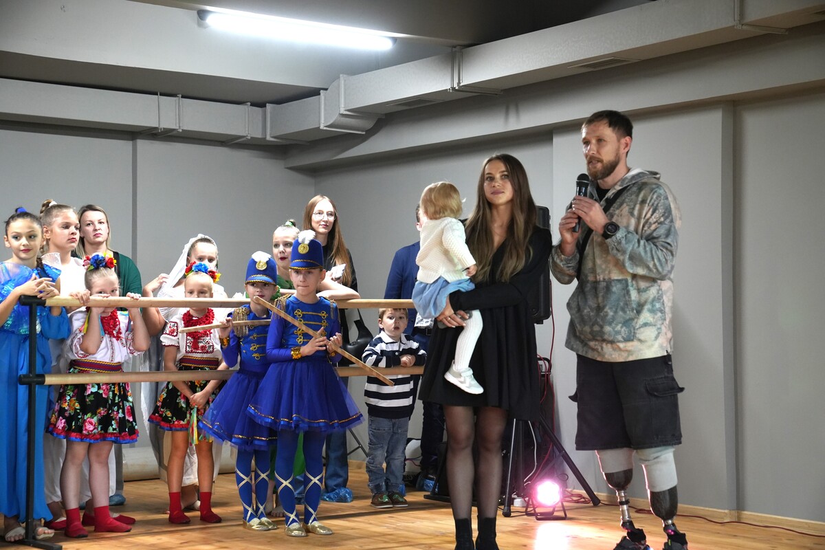 Олександр та Марічка стоять біля дітей у танцювальних костюмах