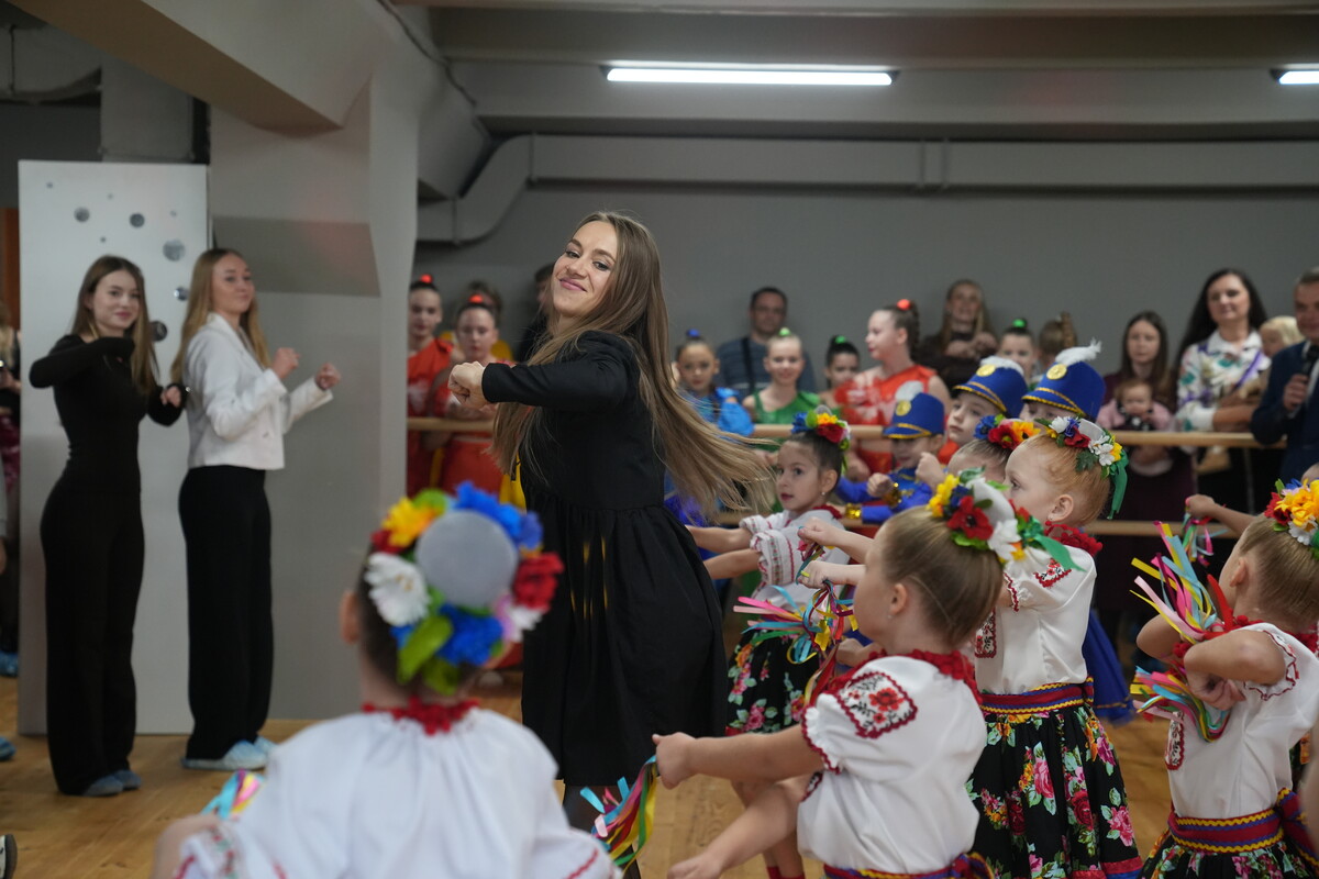 Марічка танцює разом із дітьми