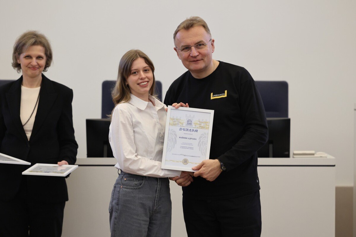 міський голова Андрій Садовий вручає диплом випускниці програми &laquo;Перший кар&rsquo;єрний крок&raquo;.