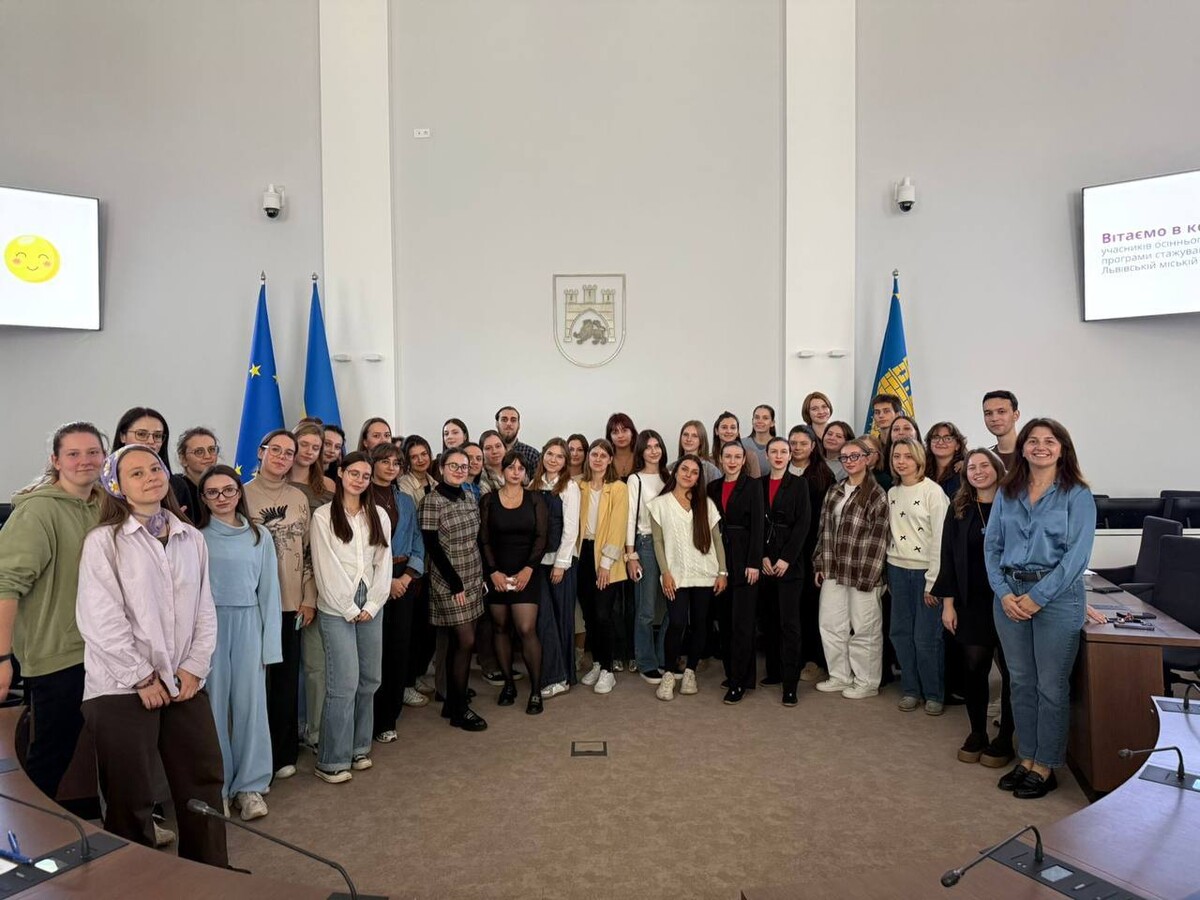 на фото керівниця програми &ldquo;Перший кар'єрний крок&rdquo; Наталія Рудкевич (справа) разом з учасниками одного з наборів на стажування у мерії