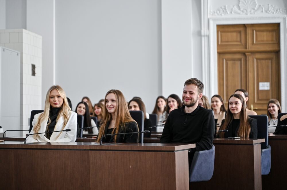 на фото випускники програми стажування &laquo;Перший кар&rsquo;єрній крок&raquo; попередніх років.