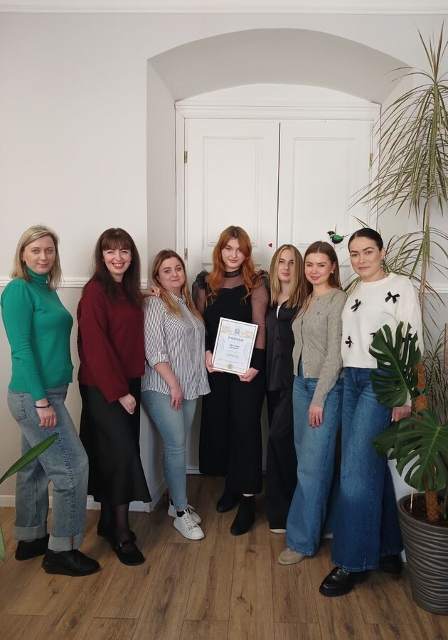 на фото наставниця Христина Гриниха (друга зліва) разом із стажерками в юридичному департаменті міської ради.