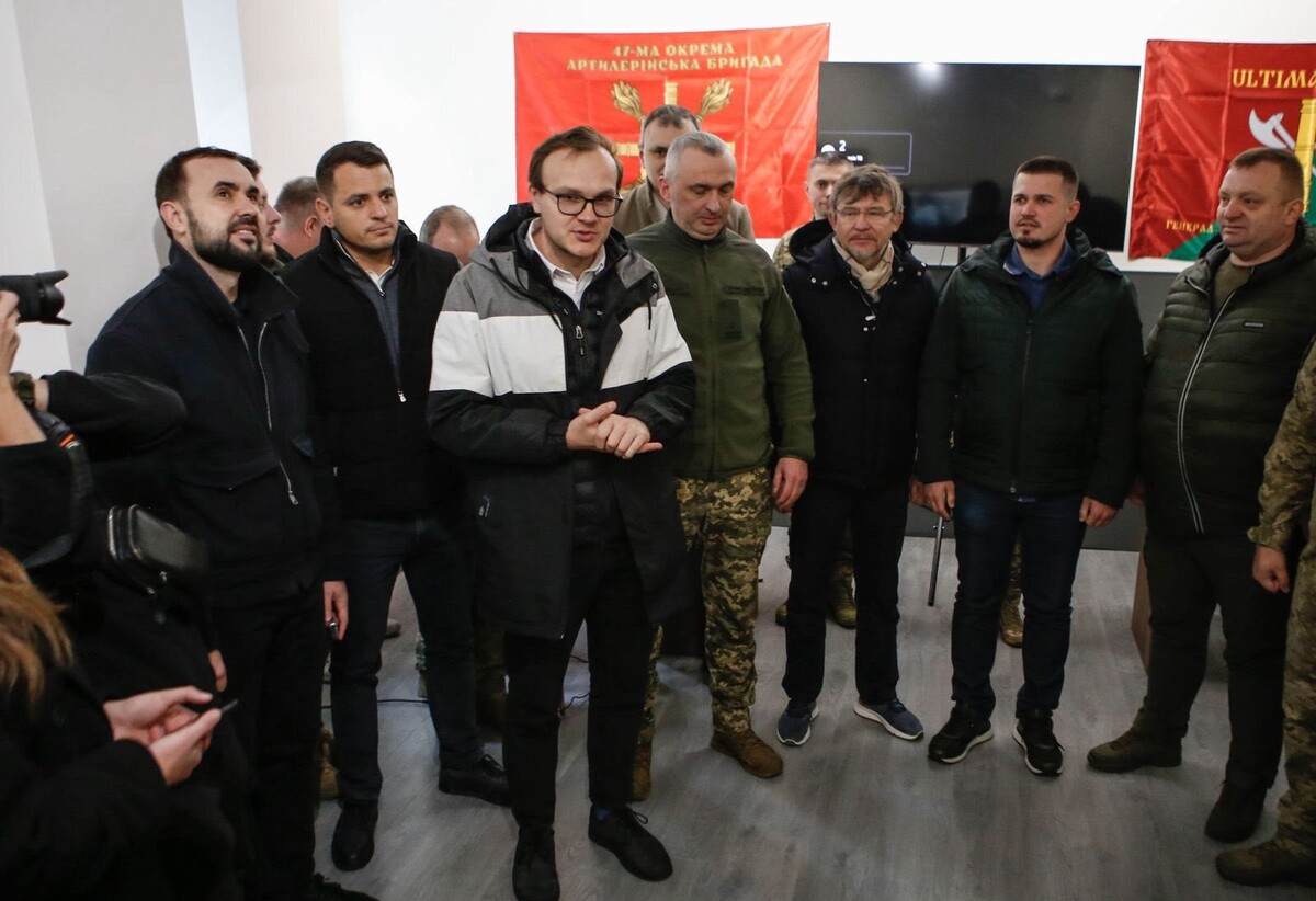посадовці та військові спілкуються під час відкриття рекрутингового центру
