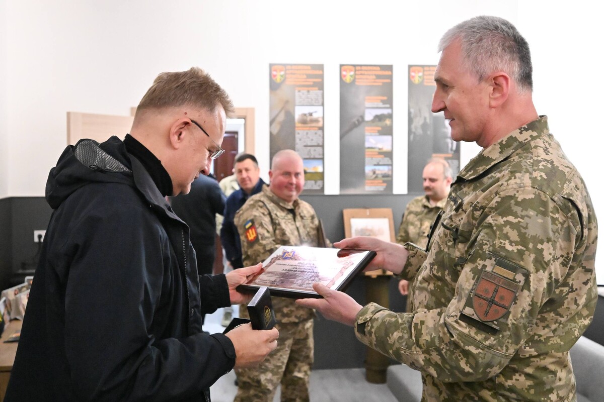 військовослужбовець вручає міському голові Львова відзнаку
