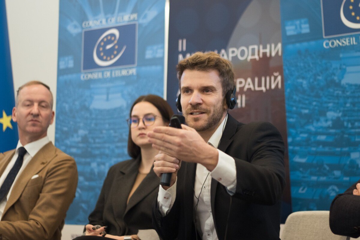 Ксавєр Еструх Бош доповідає на форумі
