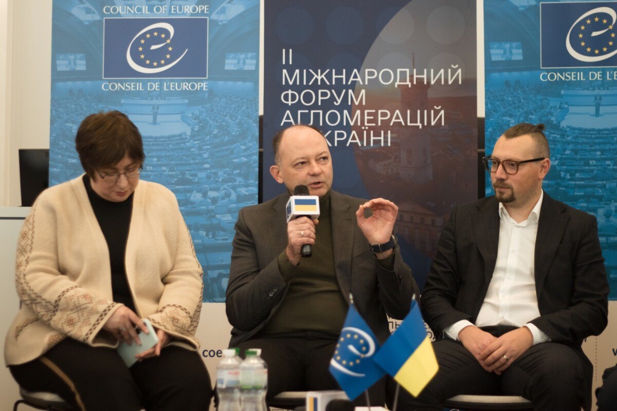 Любомир Зубач доповідає на форумі