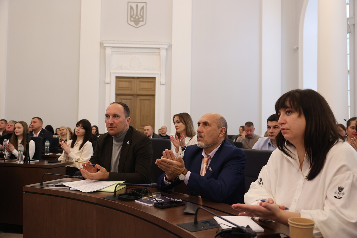 учасники форуму уважно слухають спікера