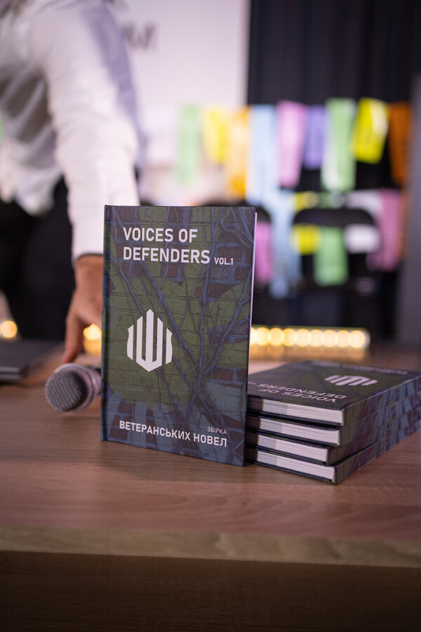 на столі збірка новел - кілька новеньких книг, які саме презентують