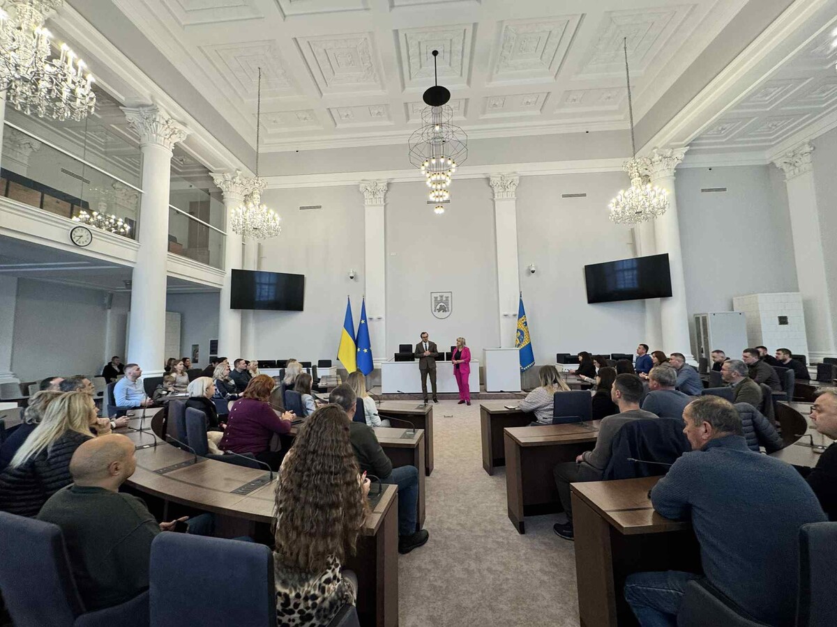 у великій сесійні залі мерії зібралися працівники департаменту житлово-комунального господарства і слухають його директорку Оксану Пригоду та першого заступника міського голови Андрія Москаленка