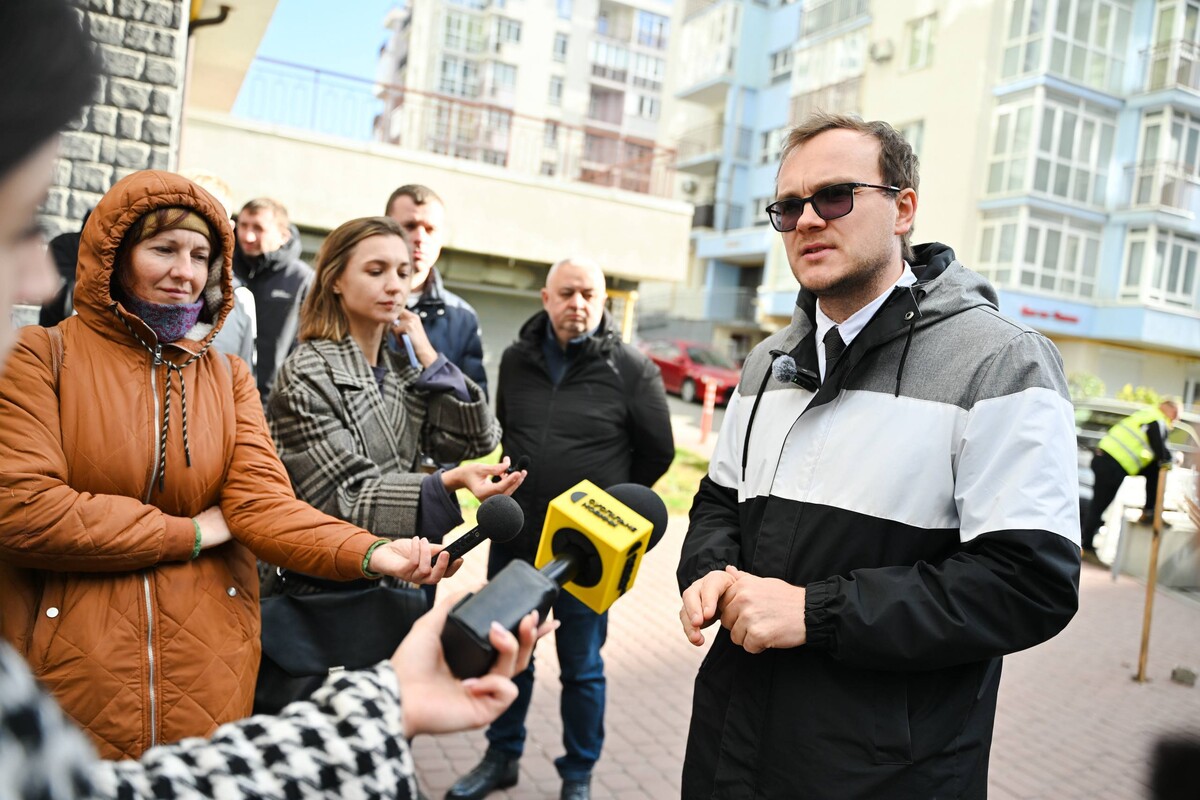 Андрій Москаленко коментує журналістам про початок ремонту вулиці Залізничної