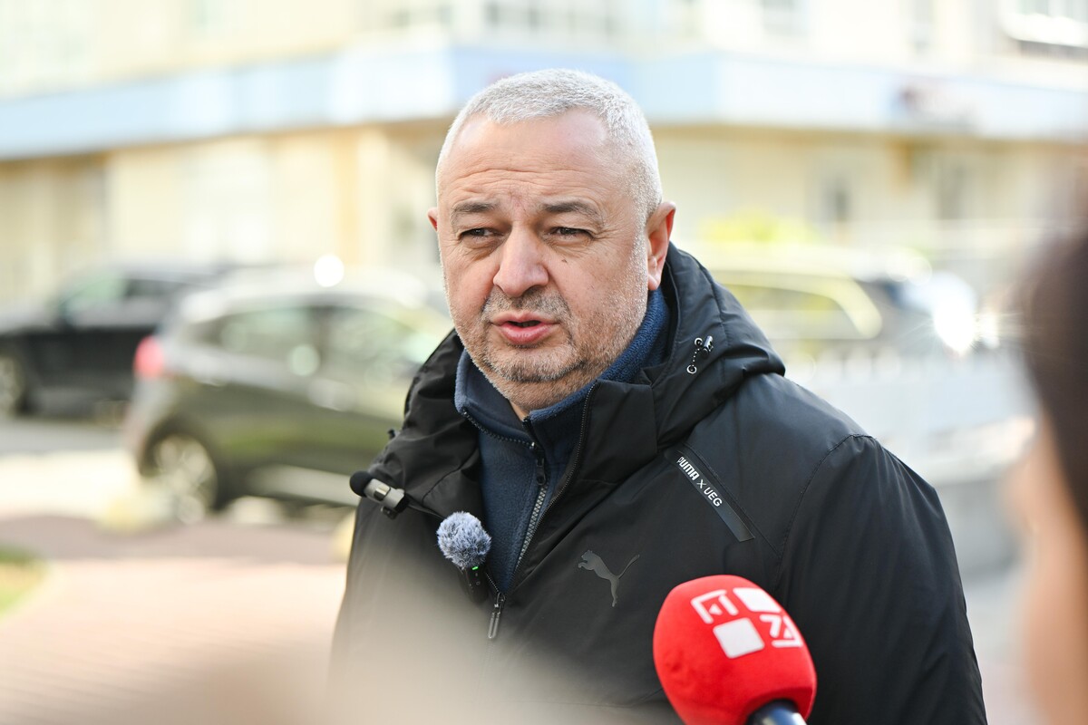 Микола Власюк коментує журналістам про складність ремонту