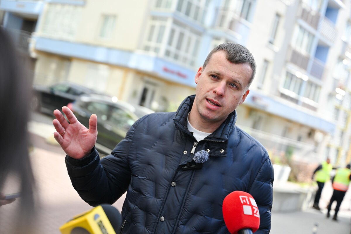 Олег Забарило коментує журналістам про шляхи об'їзду місця ремонту