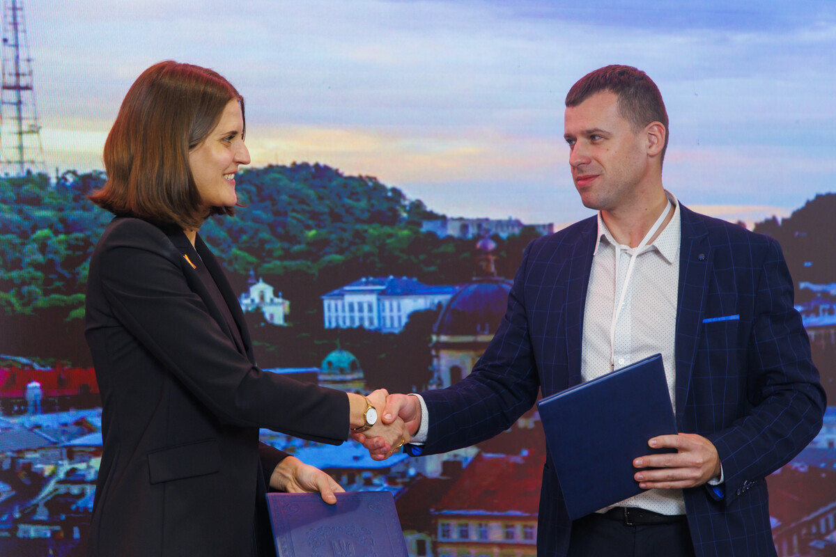 Олег Забарило і Рахель Фрайст-Хельд тиснуть руки після підписання угоди