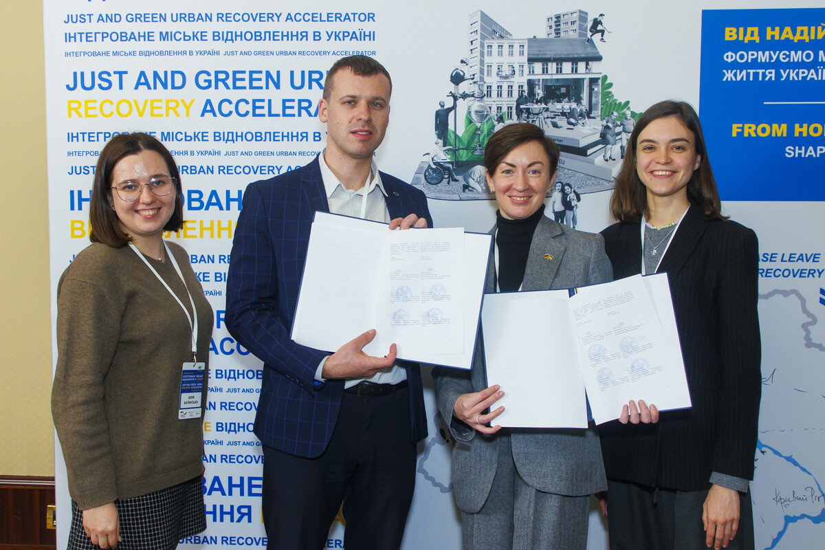 Заступниця керівника Львівського бюро євроінтеграції Юлія Катинська, директор департаменту міської мобільності та вуличної інфраструктури Львівської міської ради Олег Забарило, представниця проєкту GIZ Наталія Зорченко, в.о. начальника управління просторового планування ЛМР Марина Пелещак після підписання грантової угоди