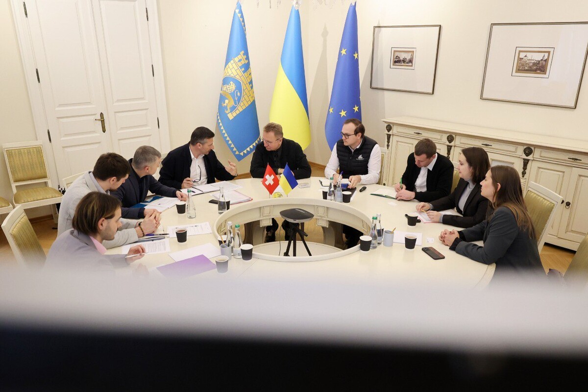 Міський голова Львова Андрій Садовий, Делегат Федеральної ради Швейцарії з питань України Жак Гербер, учасники швейцарської делегації та посадовці Львівської міської ради під час зустрічі у мерії Львова