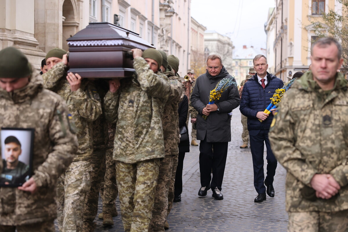 Фото 3: Архієпископ Латвійської євангельсько-лютеранської церкви зіграв мелодію на церемонії прощання з&nbsp;полеглими захисниками у&nbsp;Львові