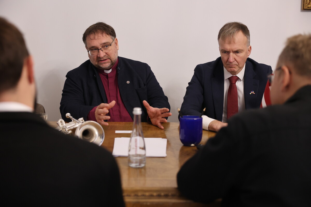 архієпископ Латвійської євангельсько-лютеранської церкви Карліс Жолс та Надзвичайний та Повноважний Посол Латвійської Республіки в Україні Андрейс Пілдеговічс підчас розмови