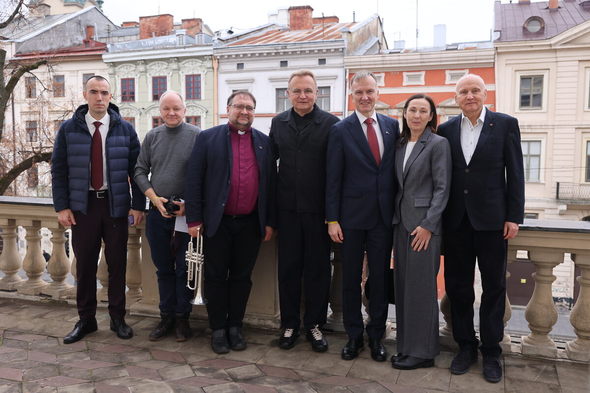 міський голова Львова Андрій Садовий, архієпископ Латвійської євангельсько-лютеранської церкви Карліс Жолс, Надзвичайний та Повноважний Посол Латвійської Республіки в Україні Андрейс Пілдеговічс та інші представники делегації на балконі