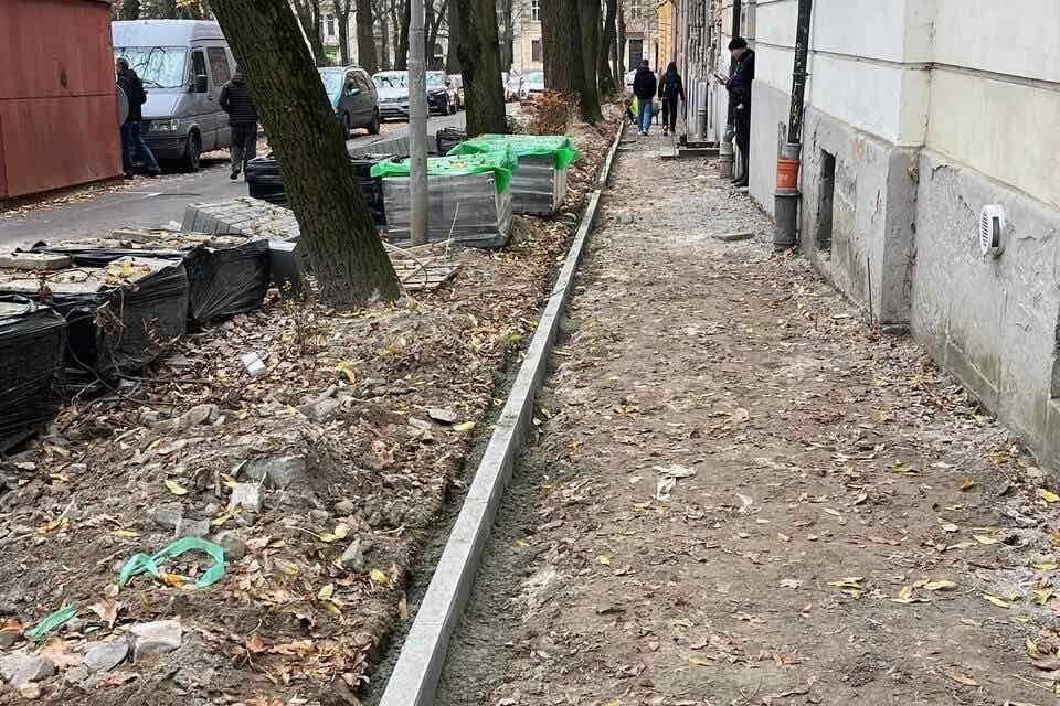 Встановлений бордюр та підготовлена основа для облаштування тротуару, поруч - складені матеріали