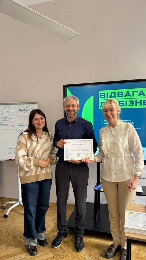 вручення ветеранові сертифікату про завершення навчання