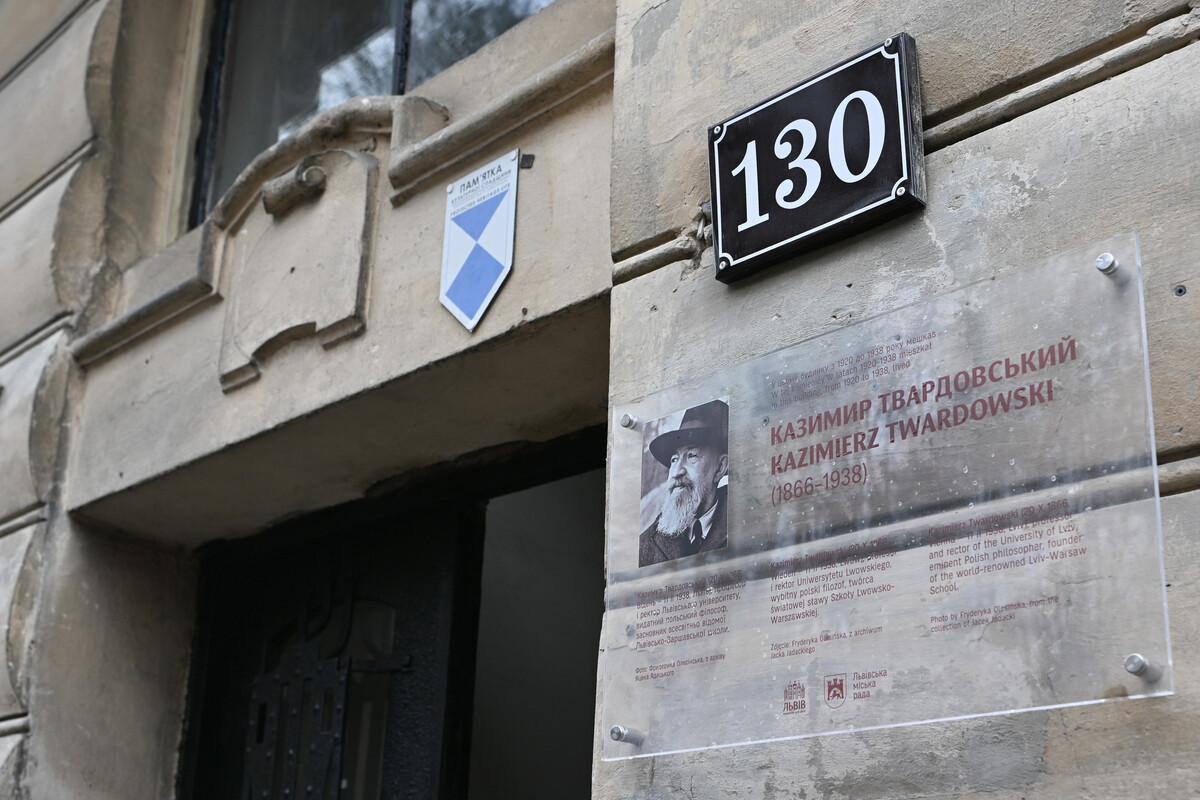 Таблиця Казимиру Твардовському на фасаді будинку