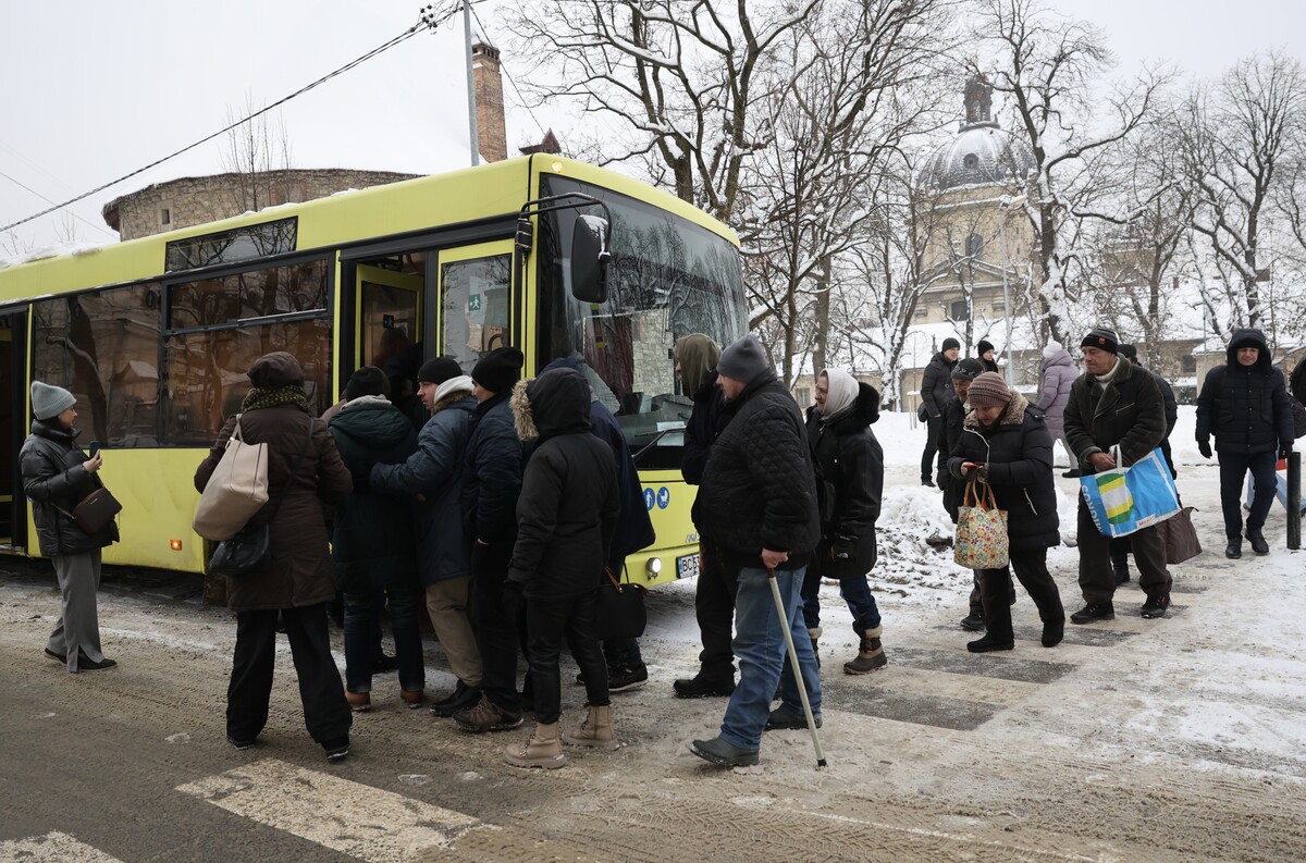 Бездомні люди заходять до Автобуса турботи, який відвозить їх до центрів допомоги