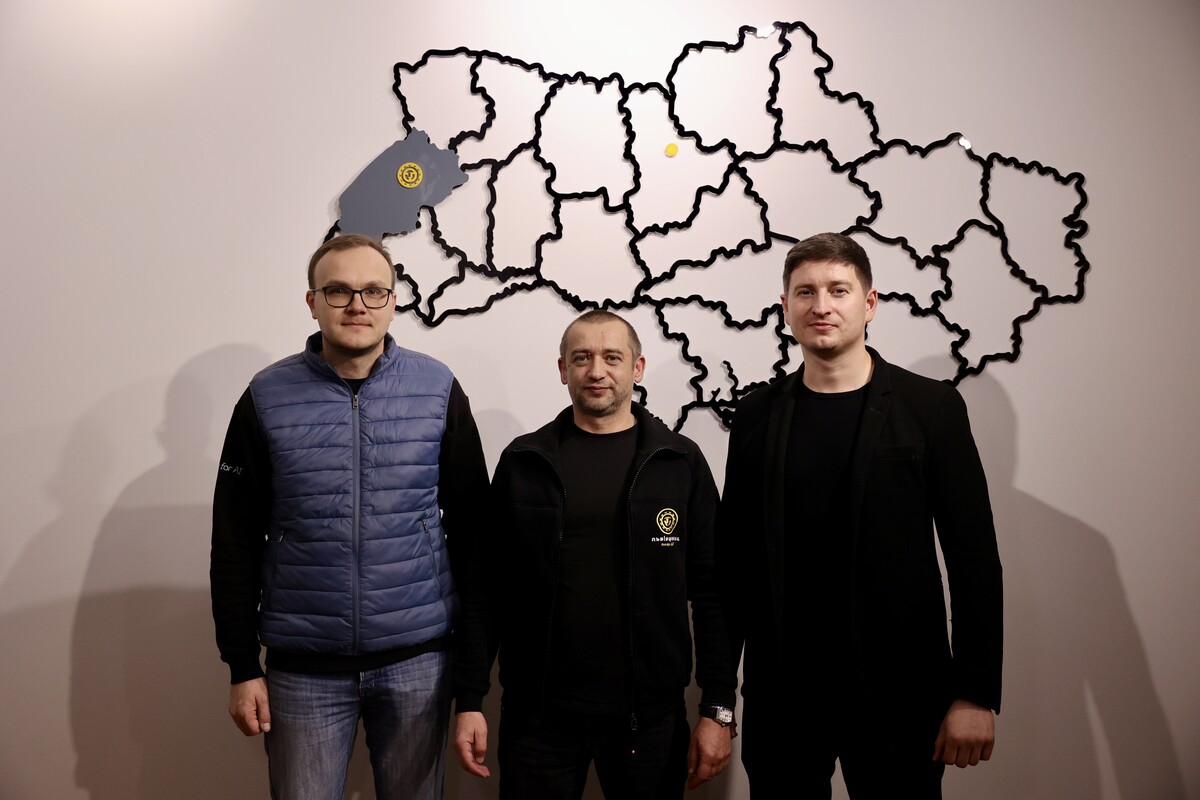 Перший заступник міського голови Львова Андрій Москаленко, керівник апарату Львівської ОВА Тарас Грень та керівник напряму GR в Uklon Микола Сорока під час брифінгу