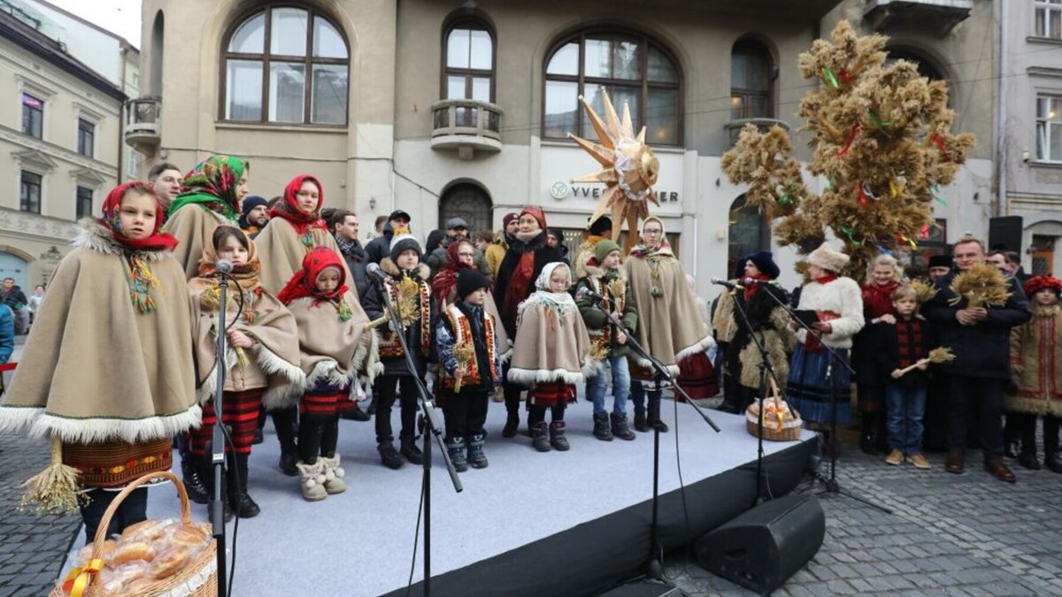 Архівне фото із попередніх років - на площі Ангелів, перед Гарнізонним храмом, встановлюють головного Дідуха.